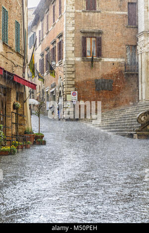 Strömenden Regen in einer kleinen Straße in einem italienischen Dorf Stockfoto