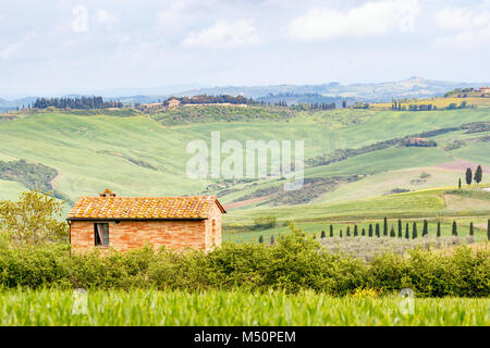 Kleine Hütte bei einem Tal in einer ländlichen Italienische Landschaft Stockfoto