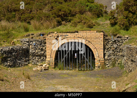 Tunnel Eingang, Blaenavon Ende Pwll Du Tunnel auf Hill's Tramroad Stockfoto