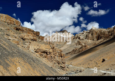 Blick auf die hohen Berge von der Route zwischen Manali Stadt und den Leh in Ladakh. Diese Region ist ein Zweck der Motorrad Expeditionen Stockfoto