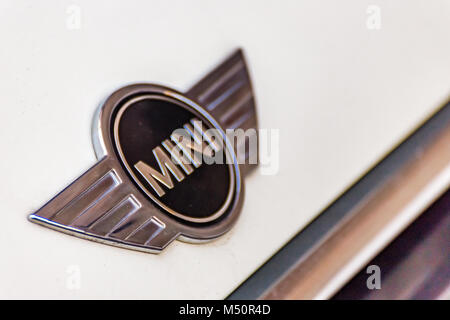 RAVENNA, Italien - 15. FEBRUAR 2018: MINI COOPER Logo auf dem Auto. Mini zeigte das Restyling der Modelle Anfang 2018 Stockfoto