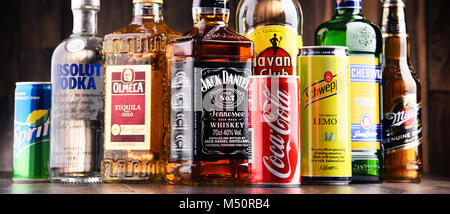 Flaschen mit verschiedenen globalen Schnaps Marken Stockfoto