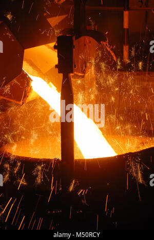 Das Schmelzen des Metalls in der Metallurgischen Werk Stockfoto