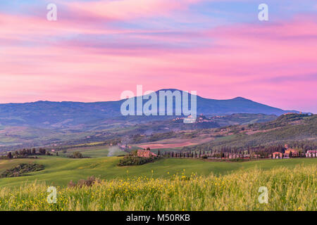 Sonnenaufgang über den Bergen und Tälern in der Toskana in Italien Stockfoto