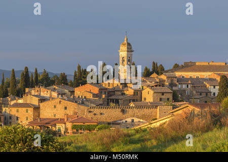 San Quirico d'Orcia ein italienisches Dorf in der Toskana bei Sonnenuntergang Stockfoto