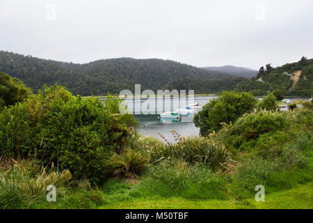 Boote auf dem Fluss im Wald, Neuseeland Landschaft Stockfoto