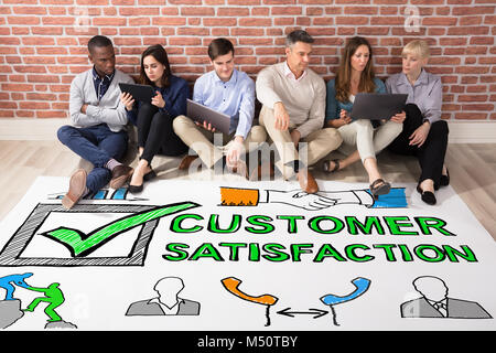 Gruppe von Menschen, die an der Umfrage zur Kundenzufriedenheit Konzept Stockfoto