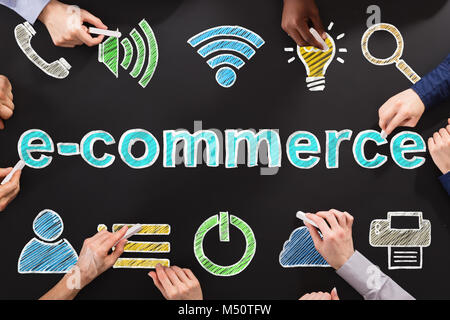 Menschen zeichnen Ecommerce Online Shopping Konzept auf der Tafel Stockfoto