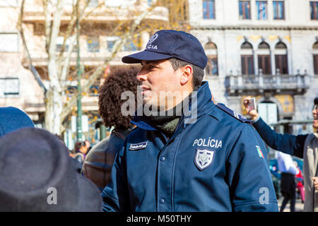 Nicht identifizierte Portugiesische Polizisten in einer Masse an der Avenida da Liberdade bei einem karnevalsumzug. Stockfoto