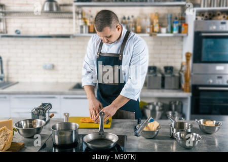 Koch Zubereitung Teig für Pasta auf Küche Stockfoto