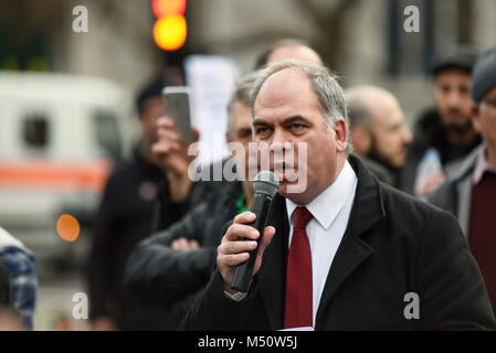 Bambos Charalambous MP Rede auf der Demonstration gegen angebliche Türkische Kriegsverbrechen in Afrin, eine kurdische Stadt in Syrien. London, Großbritannien. Verteidigen Afrin. Stockfoto