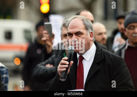 Bambos Charalambous MP Rede auf der Demonstration gegen angebliche Türkische Kriegsverbrechen in Afrin, eine kurdische Stadt in Syrien. London, Großbritannien. Verteidigen Afrin. Stockfoto