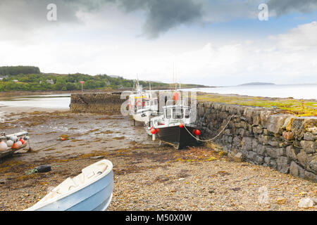 Trockene Boote bei Ebbe auf der Insel Skye. Stockfoto