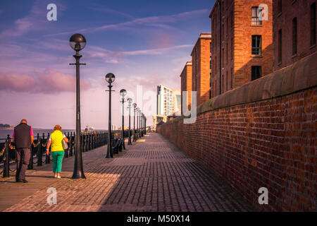 Wanderweg neben den Mersey Blick in Richtung Liverpool Docklands und das UNESCO-Welterbe. Stockfoto