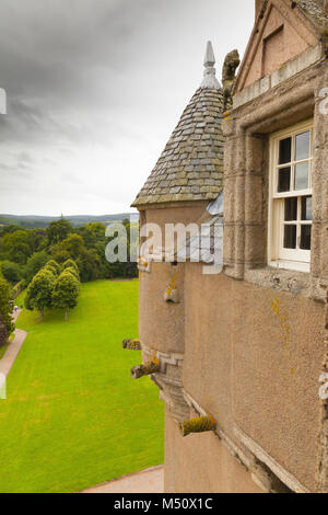 Crathes castle Schottland mit Gärten über Ansicht im Sommer Stockfoto