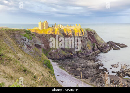 Dunnottar Castle bei Sonnenuntergang Schottland United Kingdom mit Fotograf Stockfoto