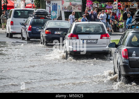 Autos auf einer überfluteten Straße Stockfoto