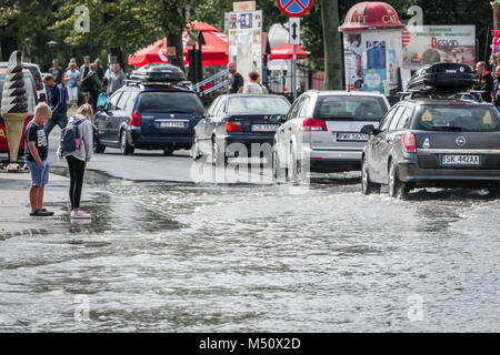 Autos auf einer überfluteten Straße Stockfoto