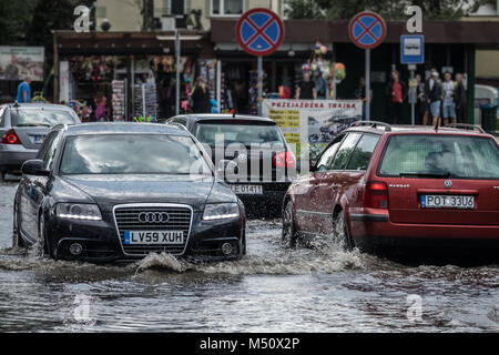 Autos auf einer überfluteten Straße Stockfoto