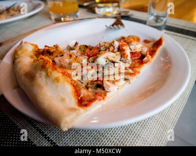 Pizza mit Meeresfrüchten, Mozzarella, Muscheln, Tintenfisch, Tintenfisch, Lachs, Garnelen auf einem isolierten weißen Hintergrund Stockfoto