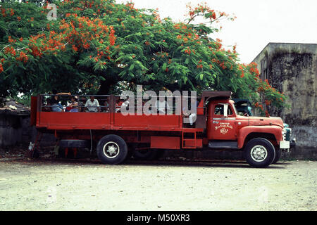 Eine alte Lkw dient als Bus in Havanna, Kuba unter dem US-Embargo. Stockfoto