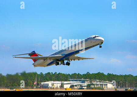 Delta Airlines MD-88 vom Internationalen Flughafen Fort Myers in Florida USA abfliegen Stockfoto