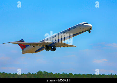 Delta Airlines MD-88 vom Internationalen Flughafen Fort Myers in Florida USA abfliegen Stockfoto