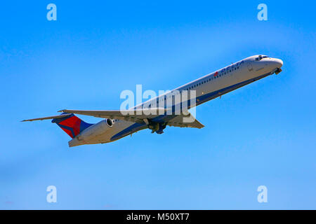 Delta Airlines MD-88 vom Internationalen Flughafen Fort Myers in Florida USA abfliegen Stockfoto