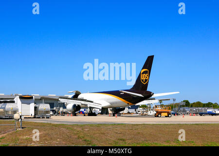 UPS Frachtflugzeug Warten auf Laden am Internationalen Flughafen Fort Myers in Florida, USA Stockfoto