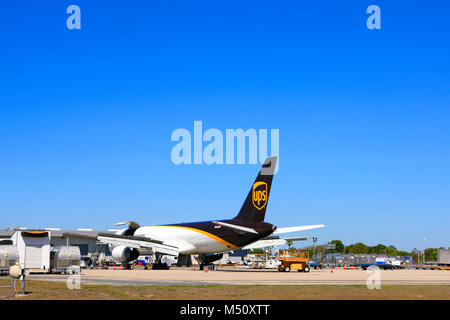 UPS Frachtflugzeug Warten auf Laden am Internationalen Flughafen Fort Myers in Florida, USA Stockfoto