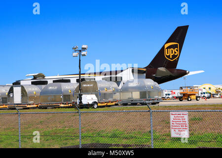 UPS Frachtflugzeug Warten auf Laden am Internationalen Flughafen Fort Myers in Florida, USA Stockfoto