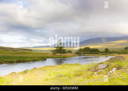 Scottish Highland Panorama mit Blick auf den Fluss und Rainbow Stockfoto