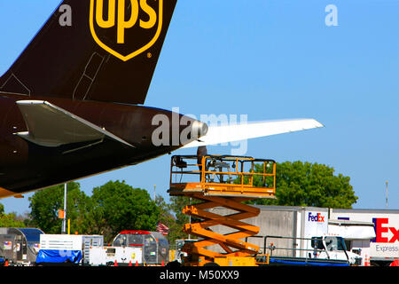 UPS Frachtflugzeug Warten auf Laden am Internationalen Flughafen Fort Myers in Florida, USA Stockfoto