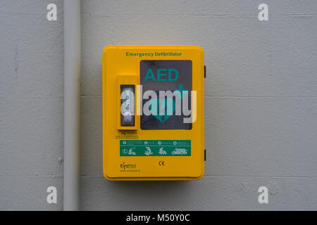 Defibrilator an der Wand am Hafen von Aberaeron West Wales Stockfoto