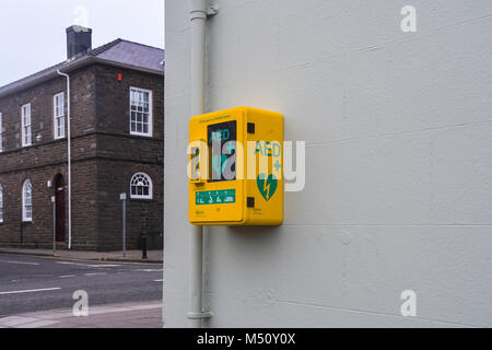 Defibrilator an der Wand am Hafen von Aberaeron West Wales Stockfoto