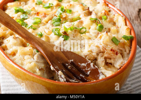 Portugiesisch Bacalhau com natas Kabeljau mit Kartoffeln und Sahne in einer Auflaufform Makro. Horizontale Stockfoto