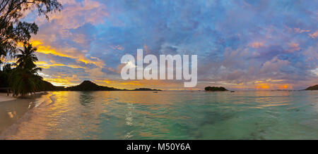 Tropischer Strand Cote d ' or bei Sonnenuntergang - Seychellen Stockfoto