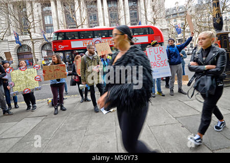 London Fashion Week Animal Rights Protesters. Der Store in der Faser. Anti Pelz demo Aktivisten protestieren mit Plakaten. Passanten Stockfoto