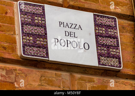 RAVENNA, Italien - 15. FEBRUAR 2018: die Gemeinde Ravenna angenommen künstlerische Plaketten mit Mosaiken in den Straßen und Plätzen der Altstadt Stockfoto