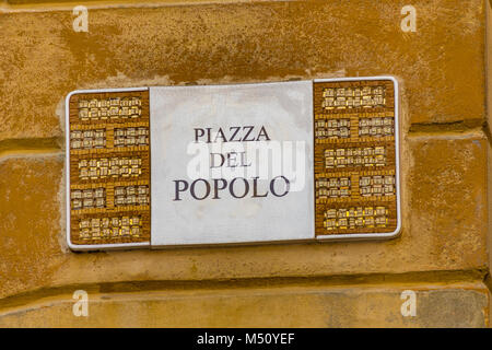 RAVENNA, Italien - 15. FEBRUAR 2018: die Gemeinde Ravenna angenommen künstlerische Plaketten mit Mosaiken in den Straßen und Plätzen der Altstadt Stockfoto
