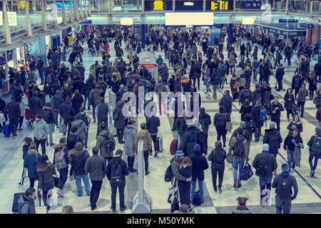 LONDON, Großbritannien - 9. FEBRUAR 2018: In Liverpool Station in London und die Menschen um das Hetzen von oben gesehen Stockfoto