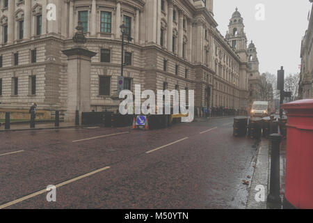 LONDON, UK, 10. Februar 2018: Pendler und Touristen durch den Regen in London kämpfen Stockfoto