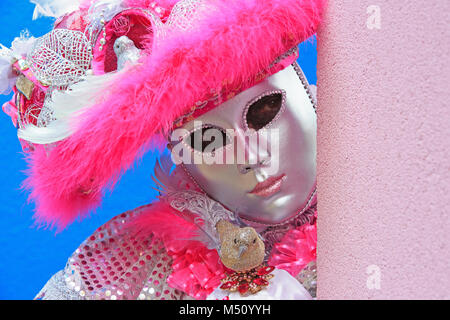 Nahaufnahme einer Dame in einem traditionellen rosa Kostüm während der Karneval von Venedig (Carnevale di Venezia) in Burano (Venedig), Italien Stockfoto