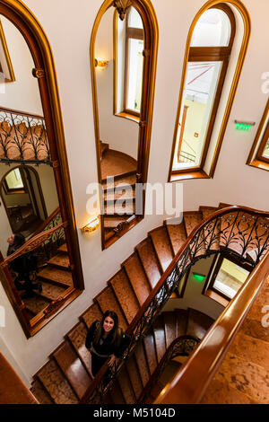 Frau auf der Treppe innerhalb des klassischen Gebäude Stockfoto