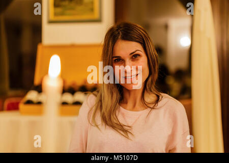 Portrait mit einem positiven Frau drinnen in blur Stockfoto