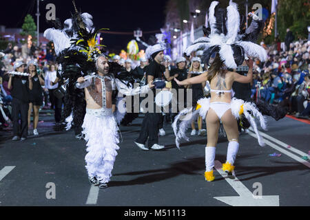 FUNCHAL, PORTUGAL - Februar 9, 2018: Teilnehmer der Insel Madeira Karneval tanzen in der Parade in der Stadt Funchal, Madeira, Portugal. Stockfoto