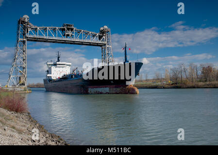 Ein Öl-/Chemikalientanker vorbei unter dem Glendale Straße Hubbrücke beim Navigieren durch den Welland Canal Stockfoto
