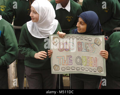 Schülerinnen und Schüler in der Nähe von Slough warten für Königin Elizabeth II. in Windsor auf ihren 80. Geburtstag. WINDSOR, Berkshire, England. 21. APRIL 2006. Stockfoto