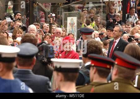 Königin Elizabeth II. geht durch Windsor auf ihren 80. Geburtstag. WINDSOR, Berkshire, England. 21. APRIL 2006. Stockfoto