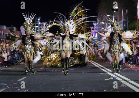 FUNCHAL, PORTUGAL - Februar 9, 2018: Teilnehmer der Insel Madeira Karneval tanzen in der Parade in der Stadt Funchal, Madeira, Portugal. Stockfoto